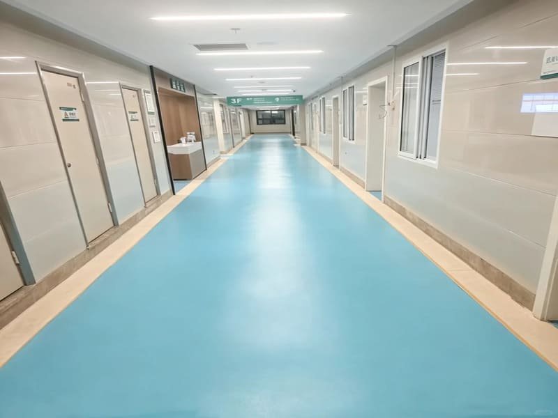 Cartoni di pavimenti SPC impilati, pronti per essere caricati sul container